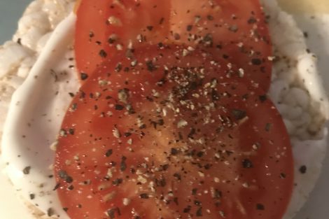 How to stop Binge Eating and Lose Weight by Simple snack of sliced tomato with ground black pepper and ricecake